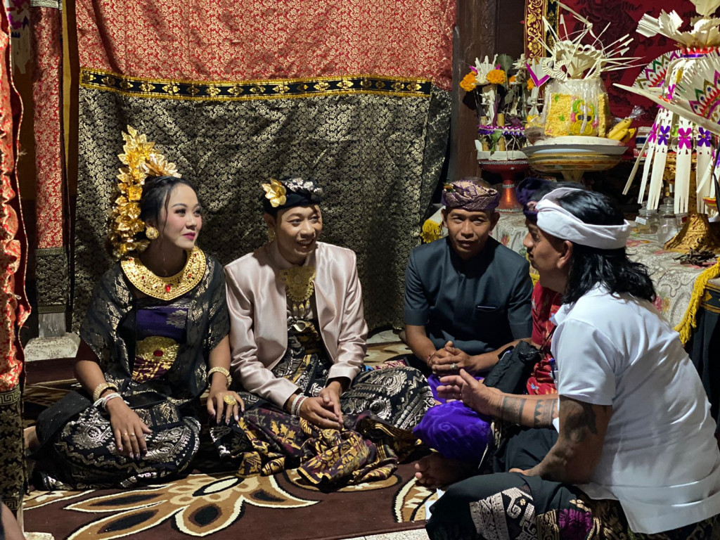 Perbekel Petang Menghadiri Undangan Acara Pawiwahan,di Br Petang Dalem